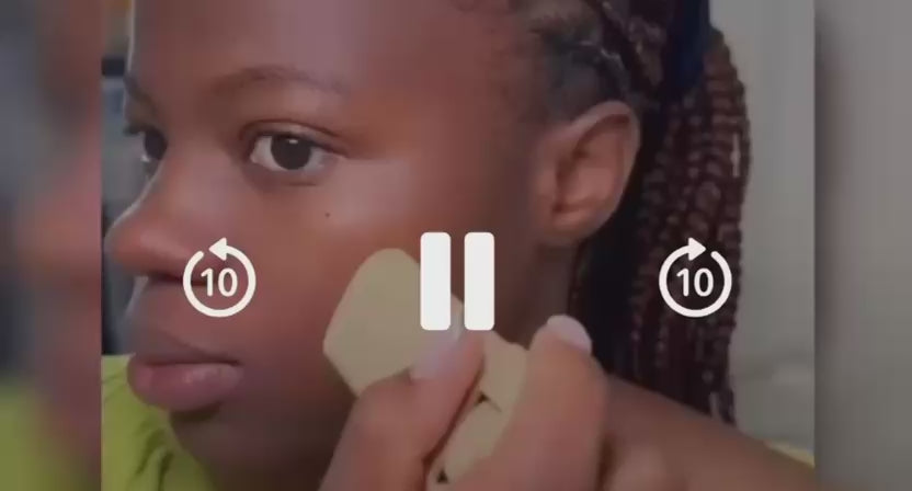 Charger la vidéo : Enrichi en actifs hydratants, il procure une sensation de confort tout au long de la journée. Convient à tous les types de peau, même les plus sensibles.✨ Résultat : un teint éclatant, naturel et parfaitement lissé du matin au soir.